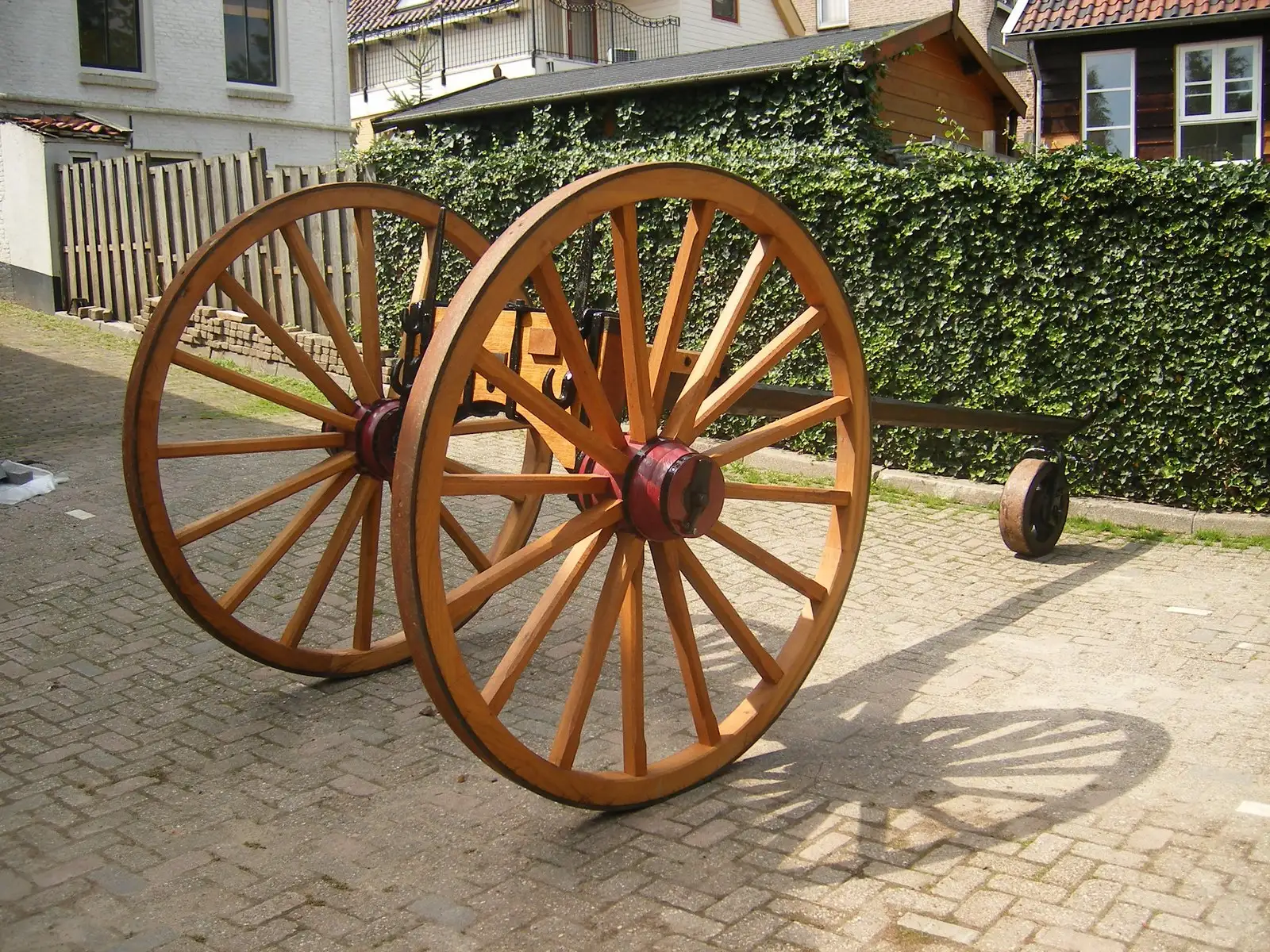 Gebeeldhouwde boerenwagen op het erf van de wagenmakerij